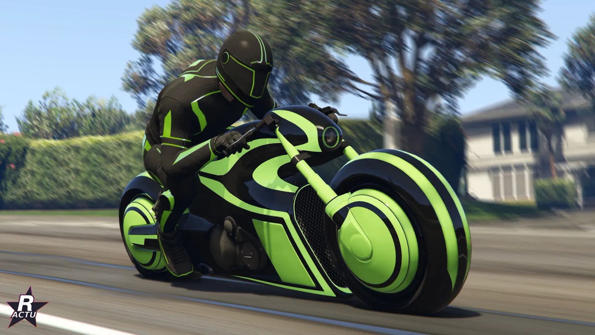 La moto Nagasaki Shotaro à la carrosserie verte lumineuse roulant de jour dans GTA Online