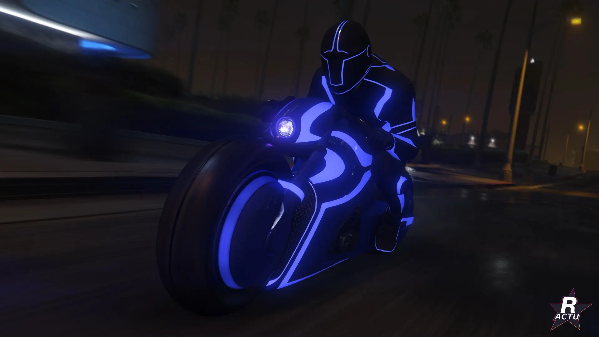 La moto Nagasaki Shotaro aux néons bleus roulant de nuit dans GTA Online