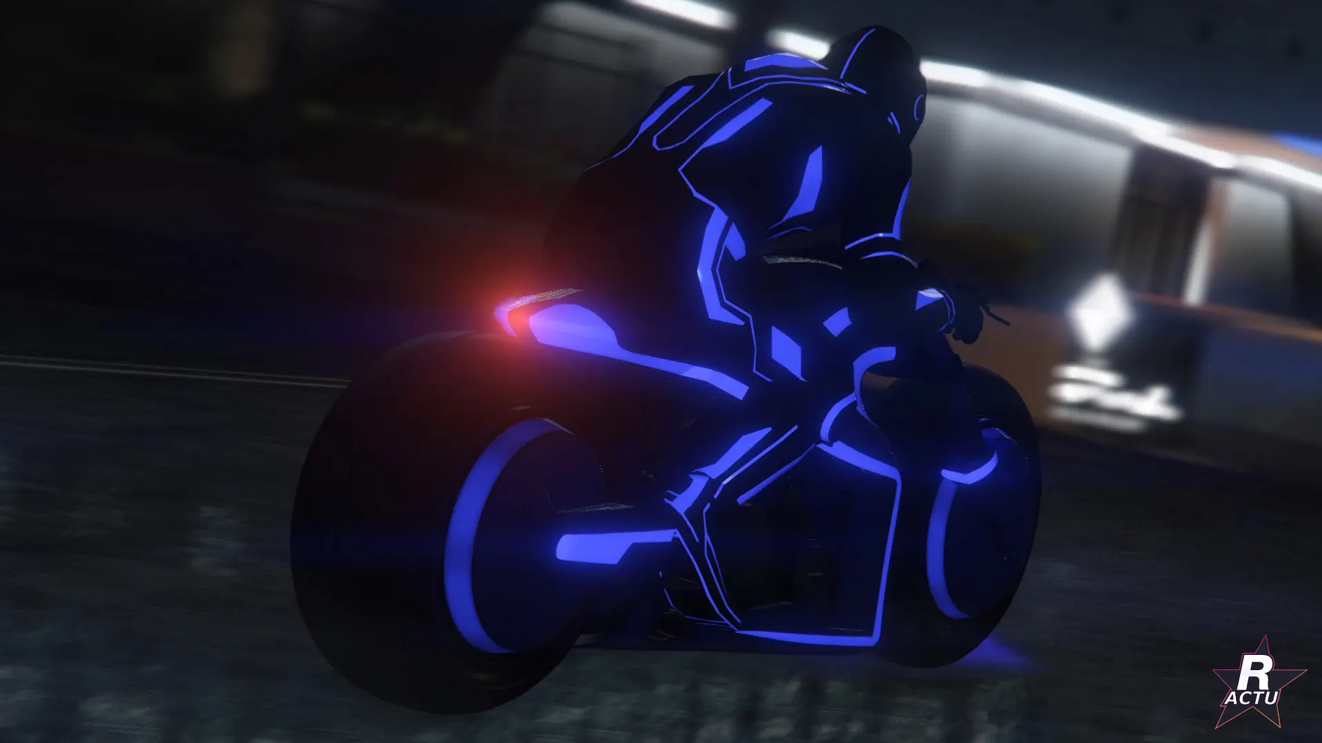 La moto Nagasaki Shotaro aux néons bleus de face, de nuit, dans GTA Online
