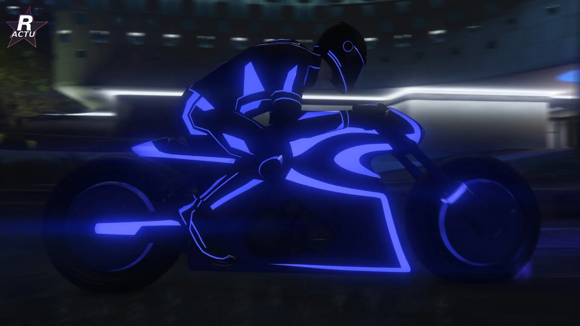 La moto Nagasaki Shotaro aux néons bleus de profil, de nuit, dans GTA Online