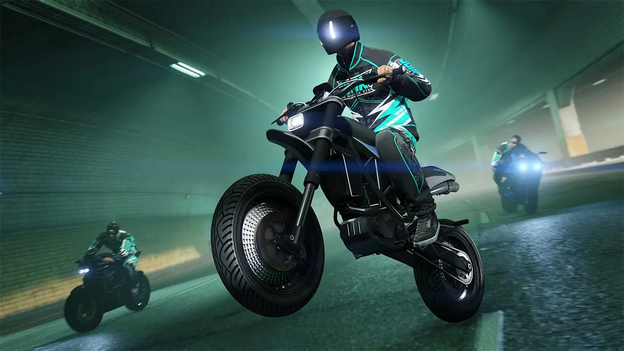 Un joueur de GTA Online sur une moto portant la tenue "Survêt Junk".