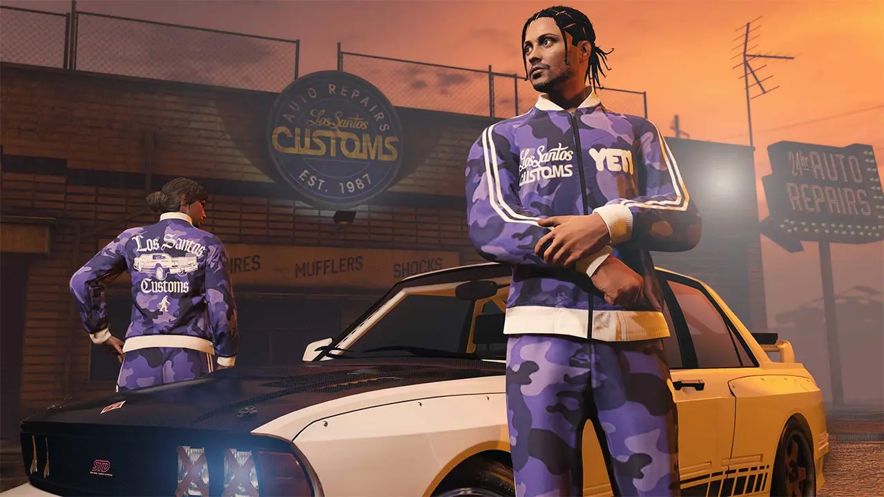 Deux joueurs de GTA Online habillé avec la tenue "Survêt Yeti x LS Customs". Cet ensemble de vêtements est un jogging et une veste de couleur mauve, floqués de la marque de vêtements "Yeti" et  de l'atelier auto "LS Customs".