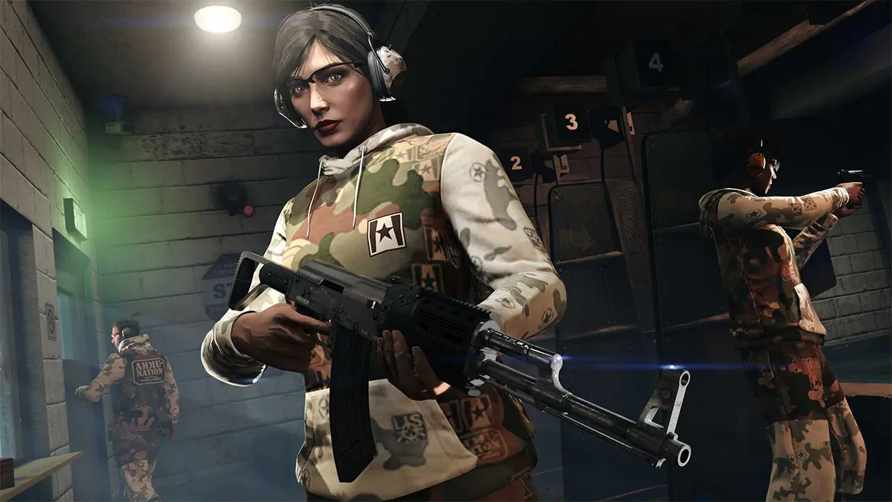 Une joueuse de GTA Online dans le stand de tirs, portant sur elle, le survêt camo Ammu-Nation.