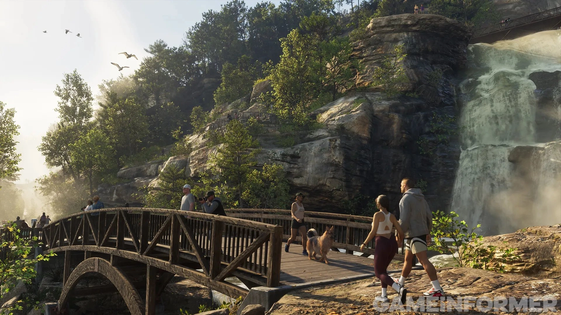 Jason et Lucia se tenant la main lors d'un randonné dans un parc naturelle.