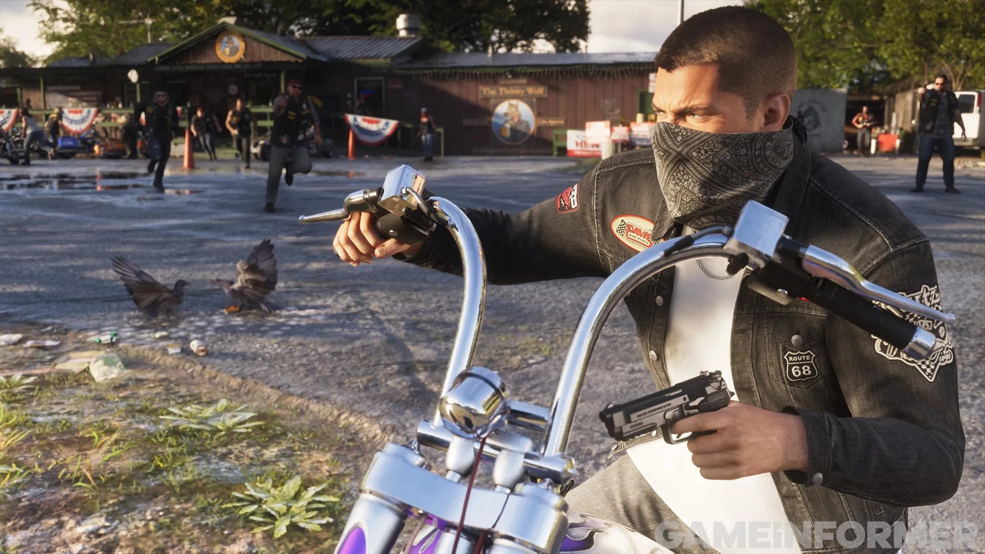 Jason habillé en motard sur une moto avec des bikers les poursuivant.