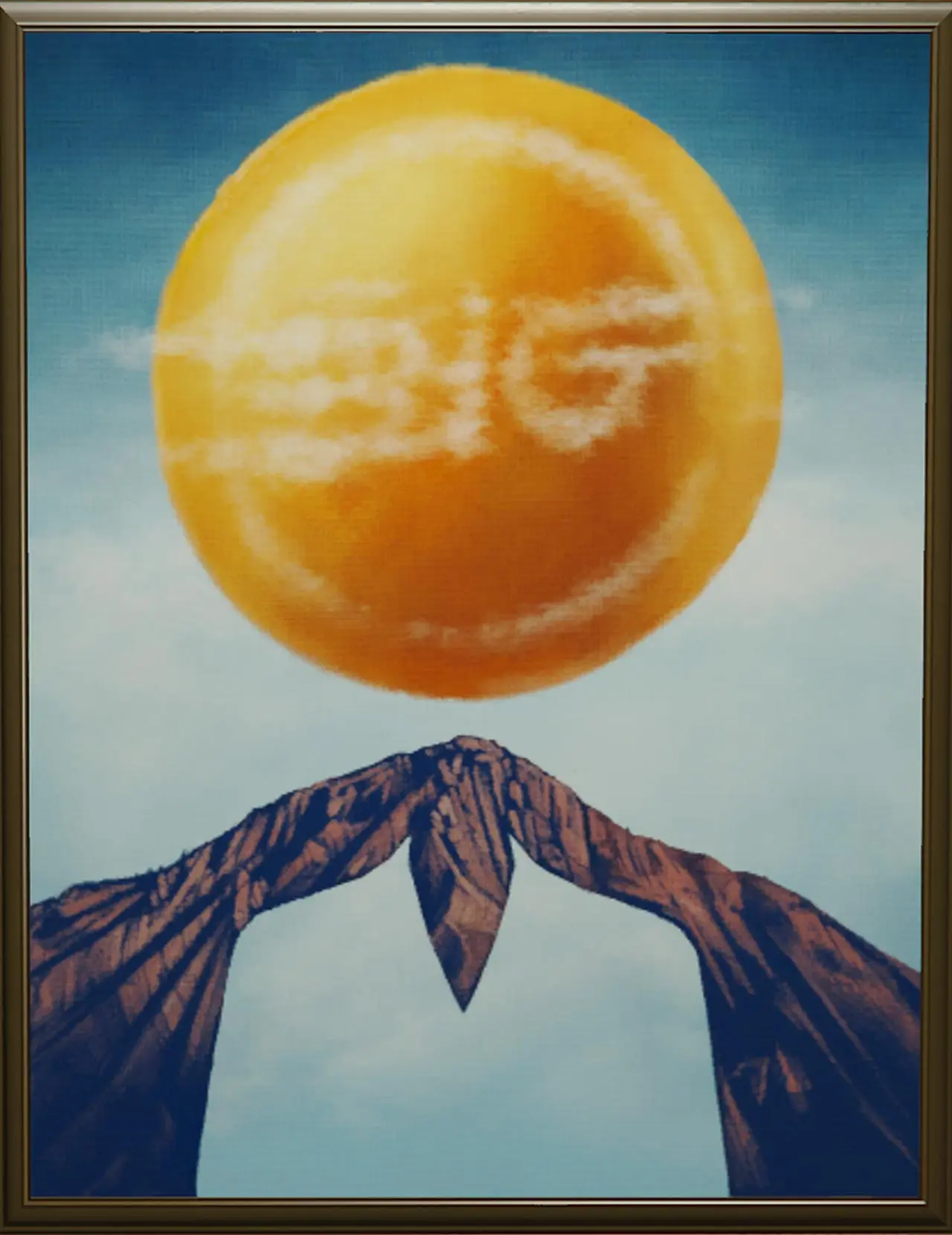 Tableau du musée Kortz Center se nommant "Au sommet", et représentant un montage photo du Mont Chiliad avec le dessin d'un costume sur la montagne et une orange au-dessus  du sommet. Cette œuvre d'art donne une perspective d'apercevoir un homme.