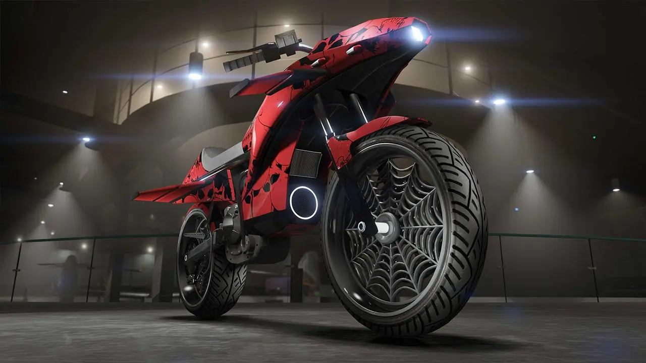 Moto Pegassi Oppressor dans sa version Mk1, garée dans un complexe, tout en étant équipée de la décalcomanie rare de crânes pour Halloween avec des jantes en forme de toiles d'araignées.