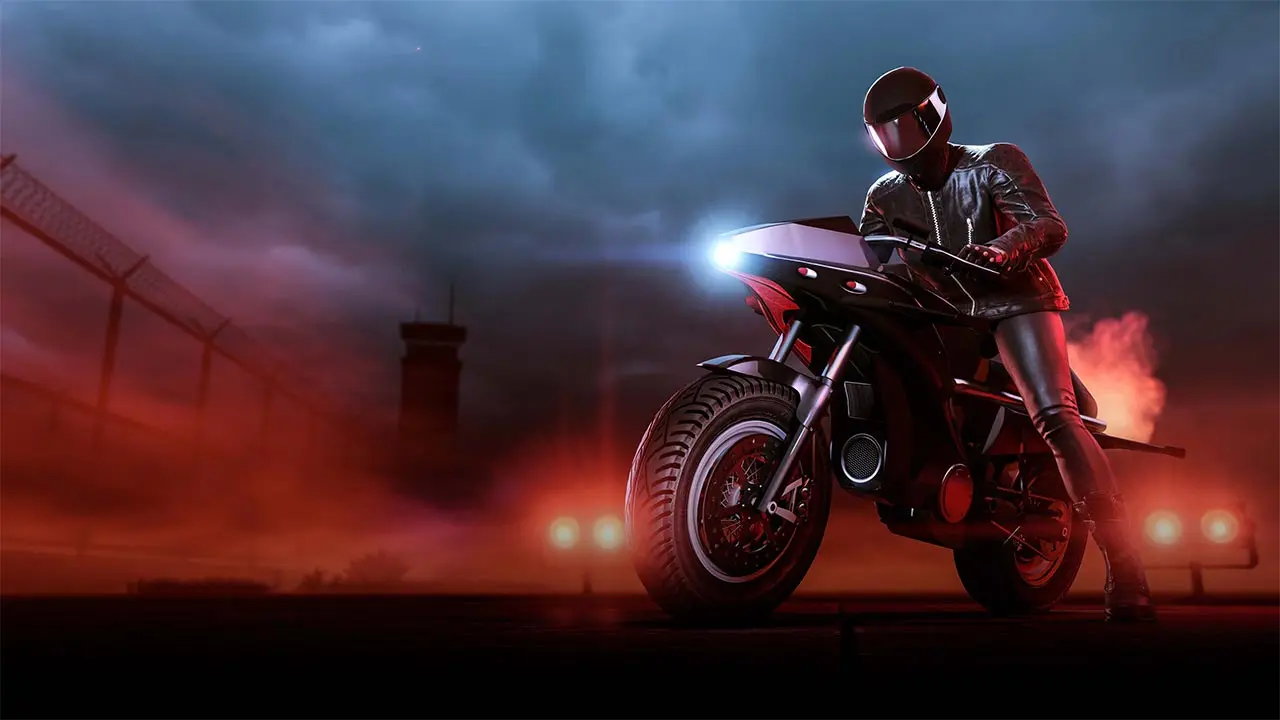 Moto Pegassi Oppressor sur une piste de Fort Zancudo. La moto est peinte en noir, en référence au film Tonnerre mécanique qui a servi d'inspiration à Rockstar pour créer ce véhicule dans GTA Online.