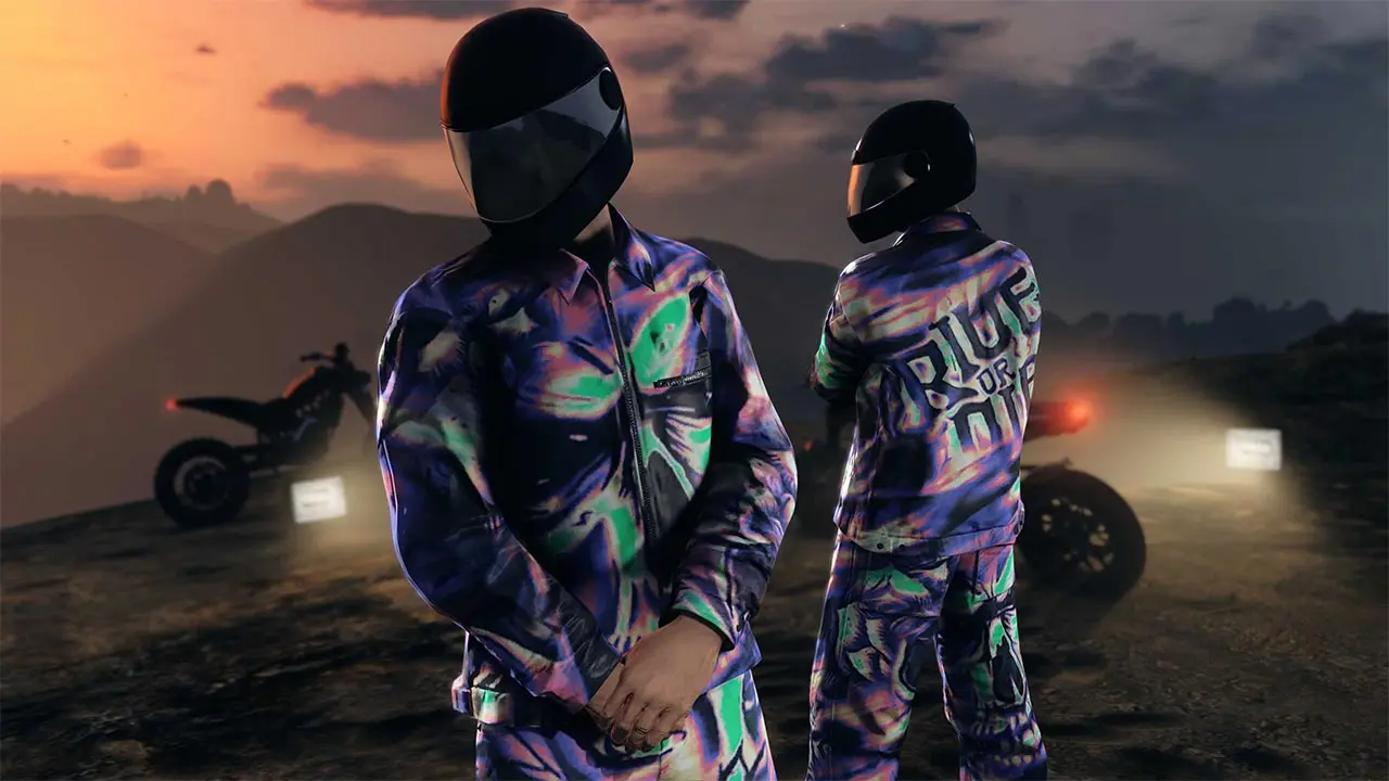 Deux joueurs de GTA Online portant une veste aux couleurs flashy avec une tête de mort devant et l'inscription "Ride or Die" à l'arrière de la veste, tout en portant un jean assorti.