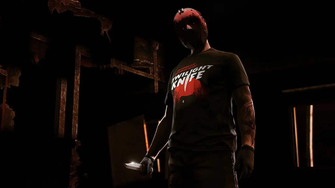 Un joueur de GTA Online dans un endroit sombre, portant le t-shirt d'Halloween "Le bistouri de la nuit".