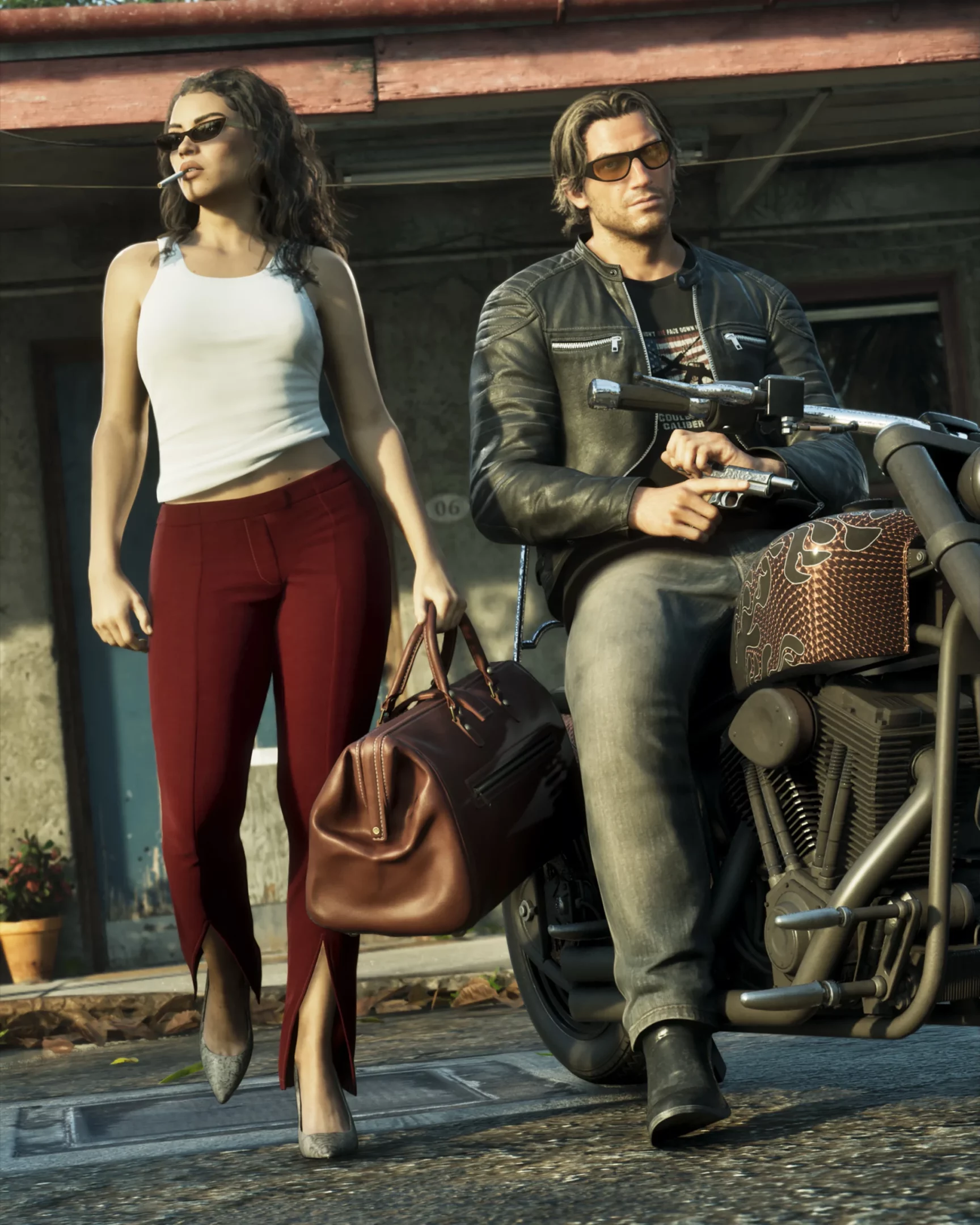 Protagonistes de GTA VI, Jason habillé en motards chevauchant une moto américaine, avec Lucia à ses côté avec un pantalon en cuir rouge et haut blanc.