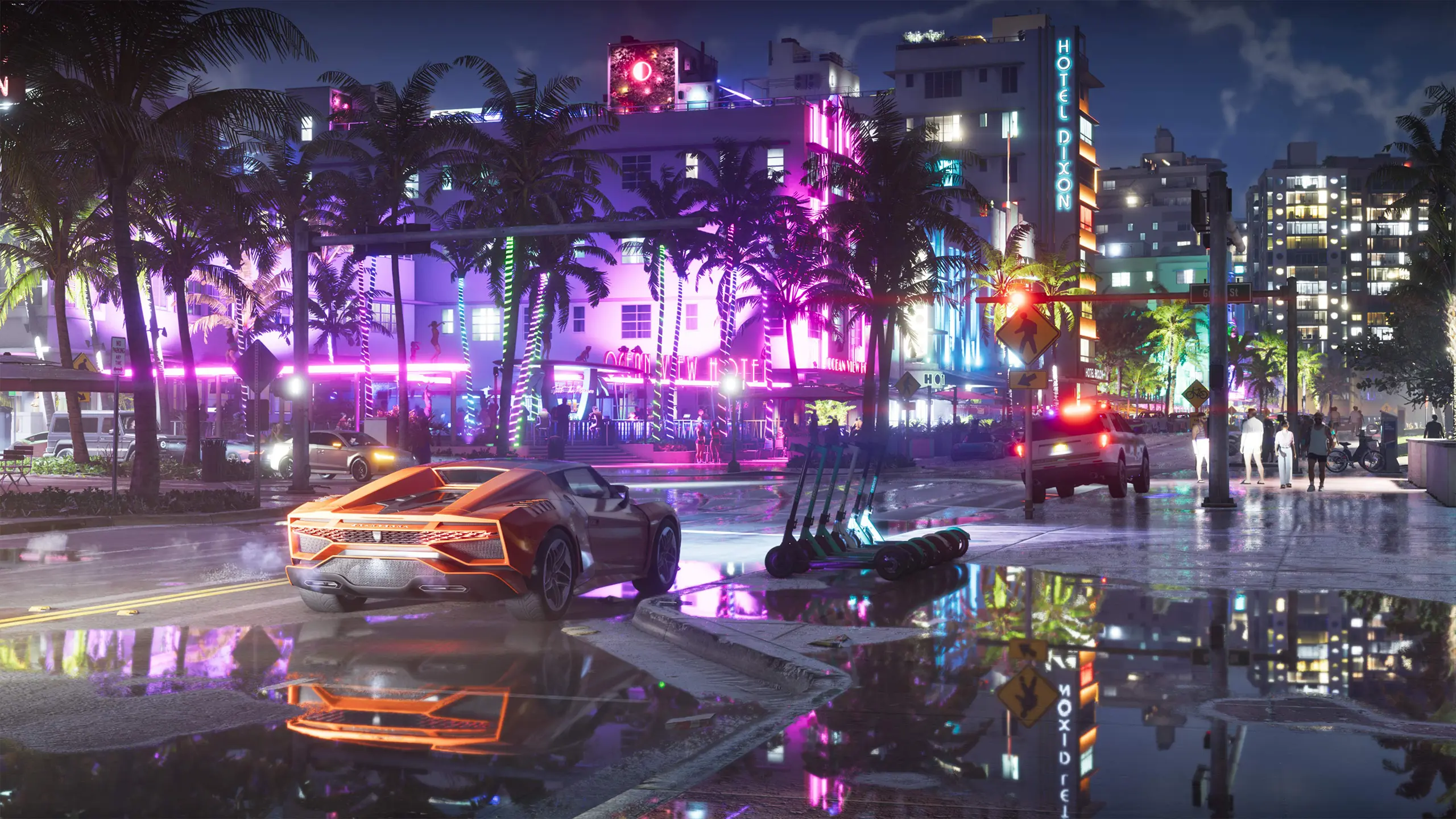 Image de la rue d'Ocean Drive à Vice City de nuit, avec des reflets de néons roses dans des flaques d'eau.