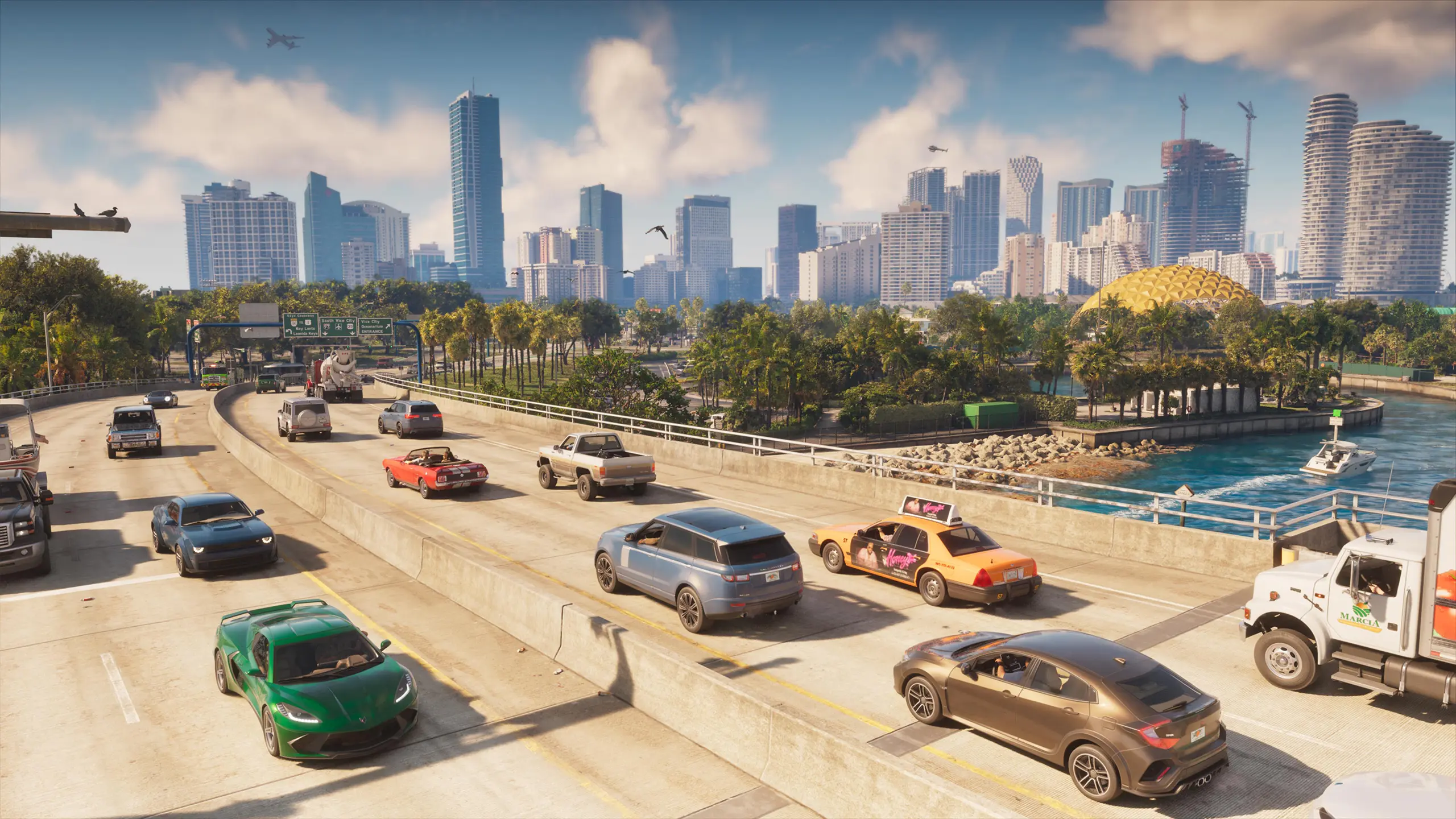 Image d'un pont d'une autoroute urbaine en plain jour, avec la skyline de la ville de Vice City en arrière plan.