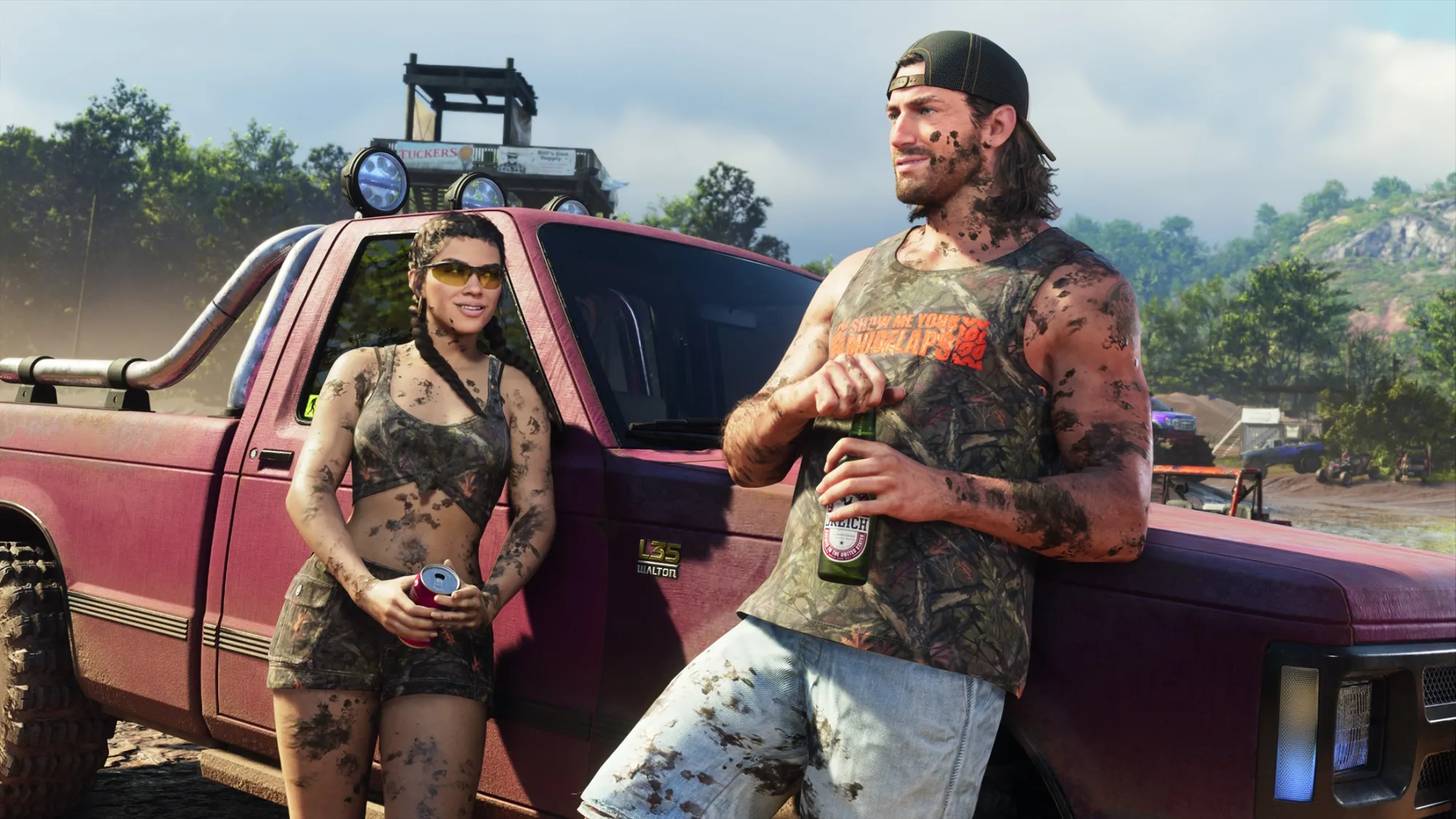 Les protagonistes Lucia et Jason en tenues décontractés, adossés contre un pick-up rouge dans une zone forestière de GTA VI.