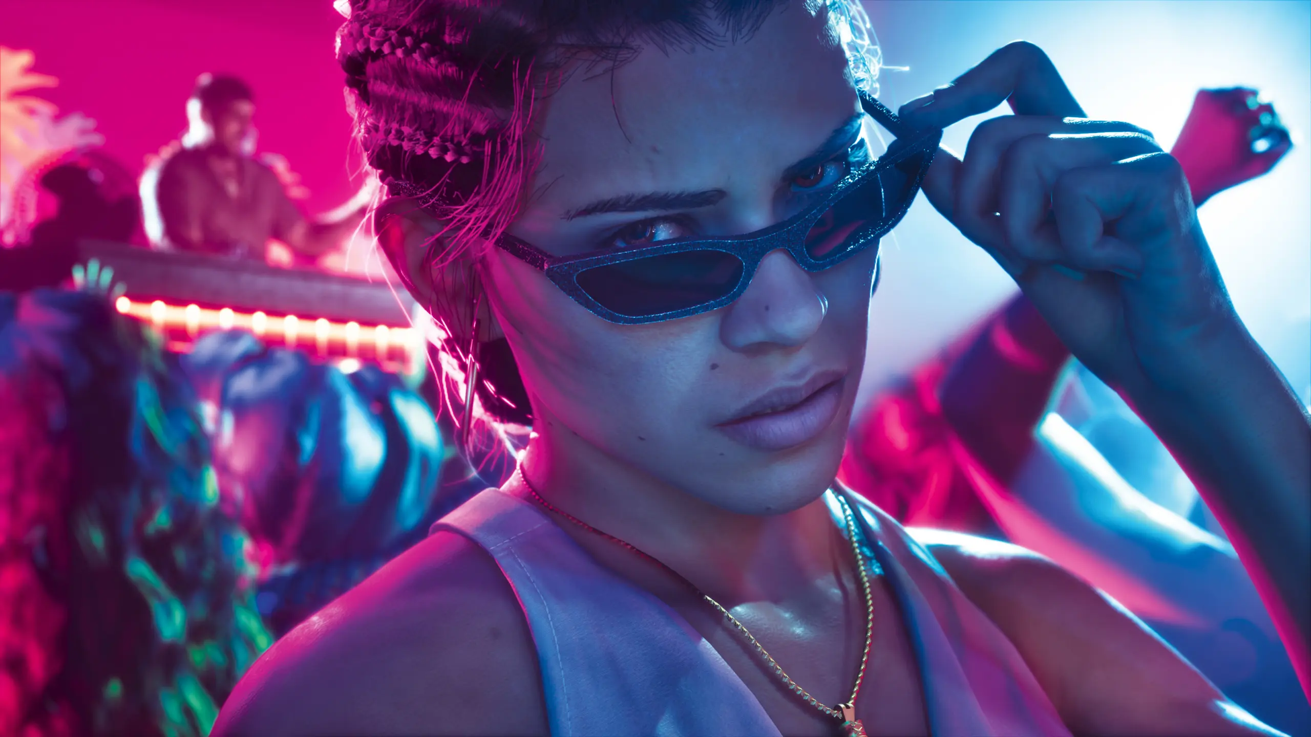 Lucia en boîte de nuit, lançant un regard en baissant ses lunettes de soleil.