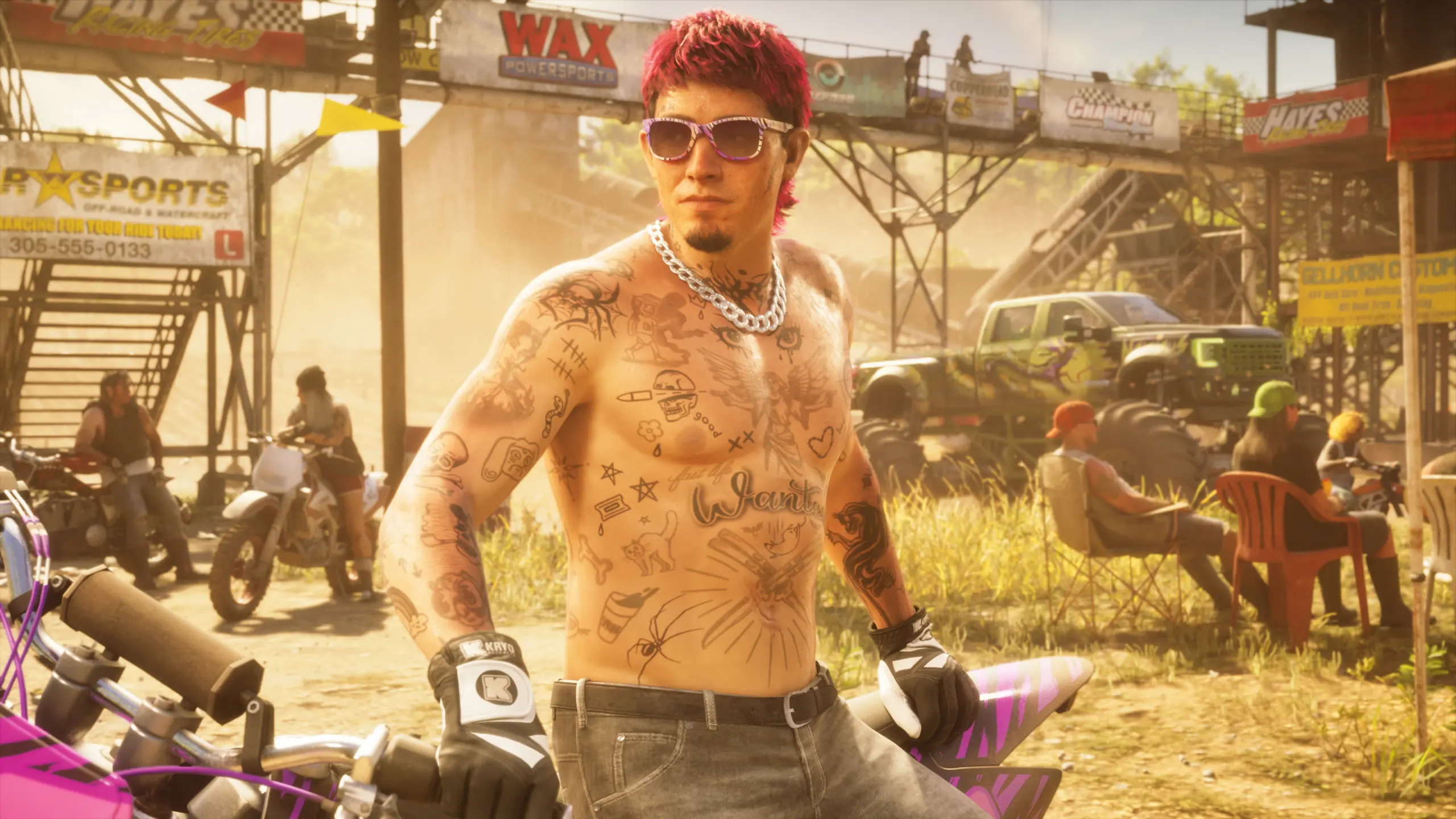 Un PNJ tatoué adossé à une moto sur un circuit tout-terrain de GTA VI.