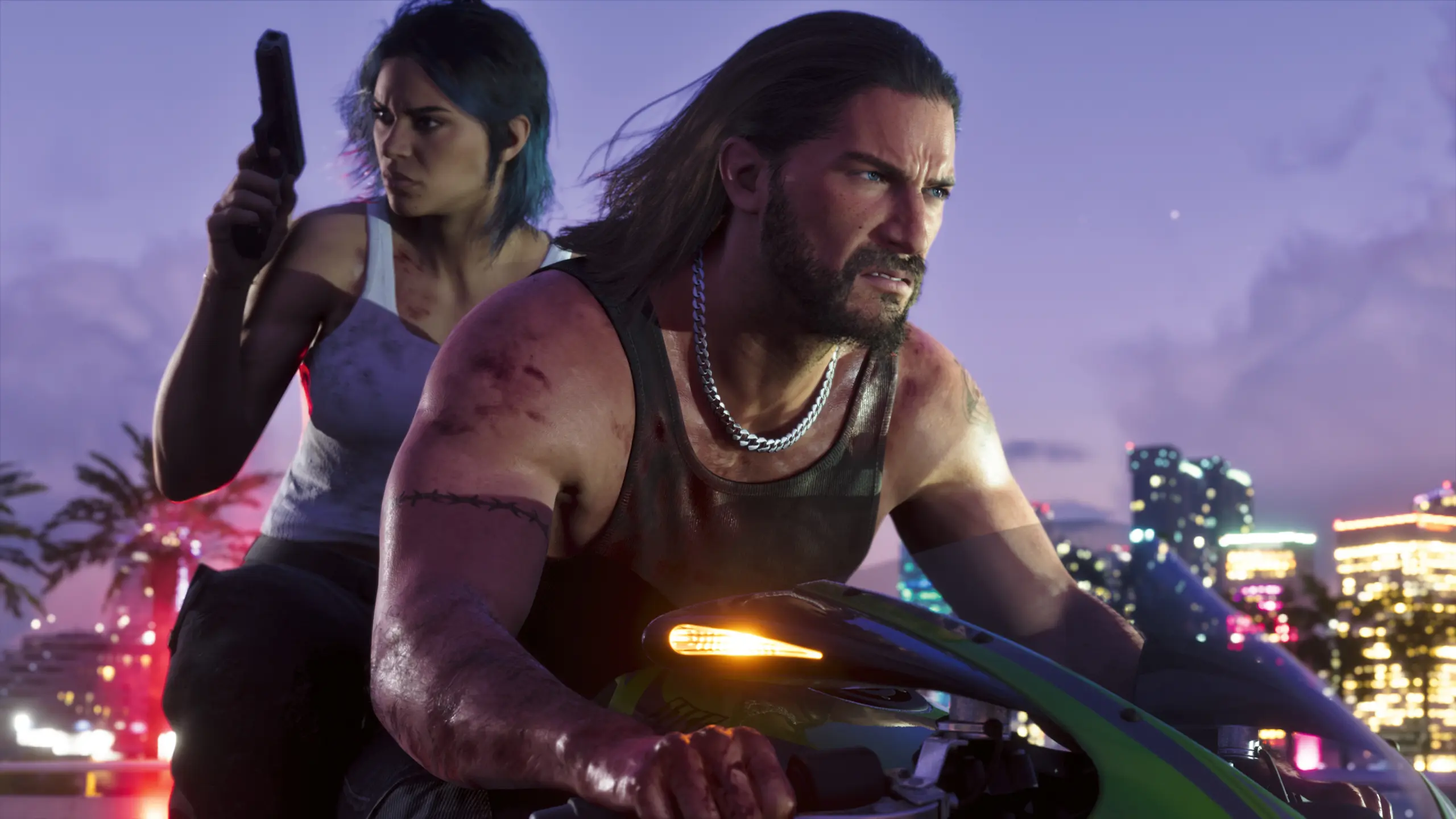 Jason et Lucia roulant de nuit sur une moto.