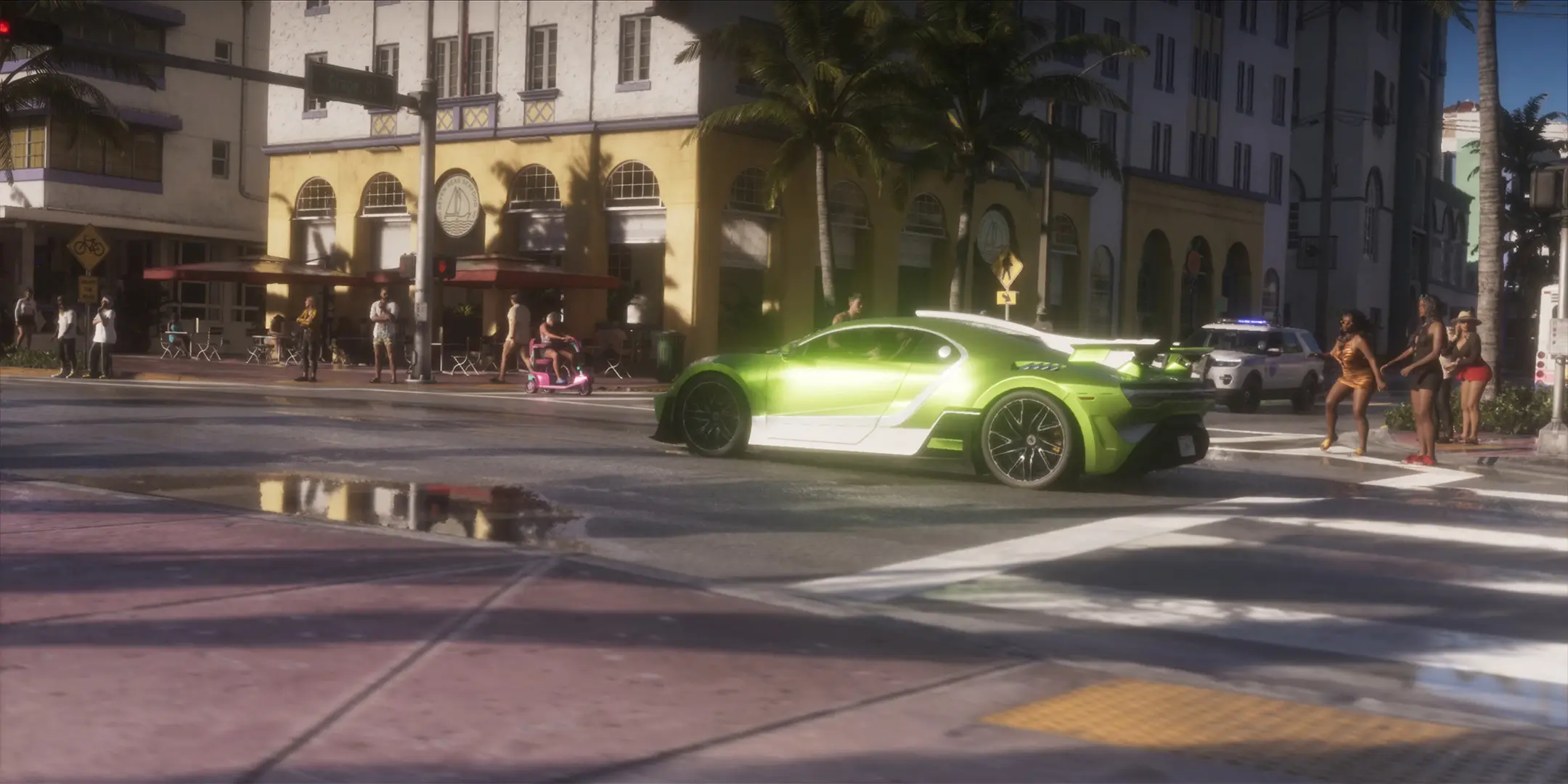 Supercar verte roulant dans les rues de Vice City.