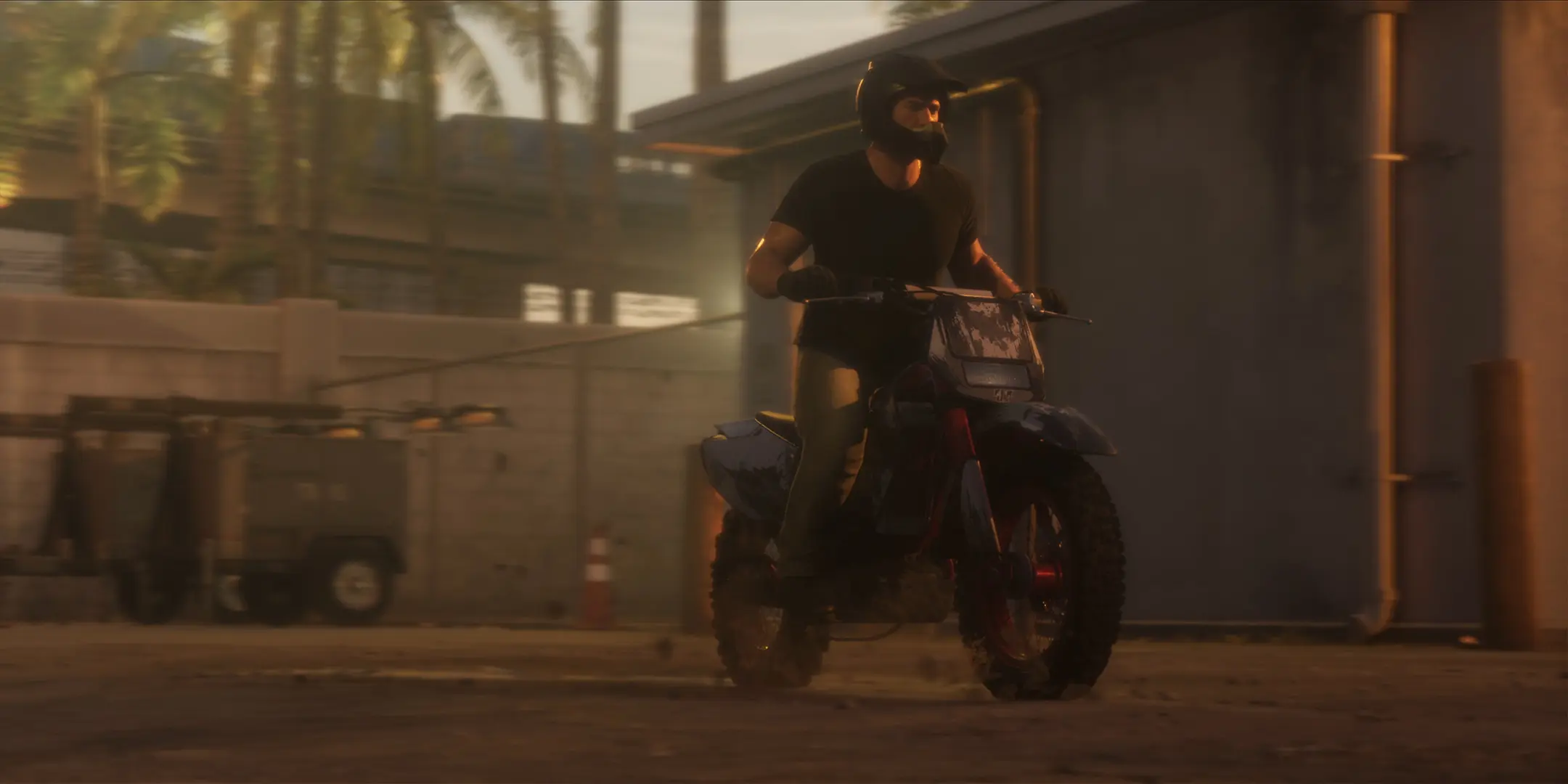 Jason roulant en moto cross dans une rue de Vice City.