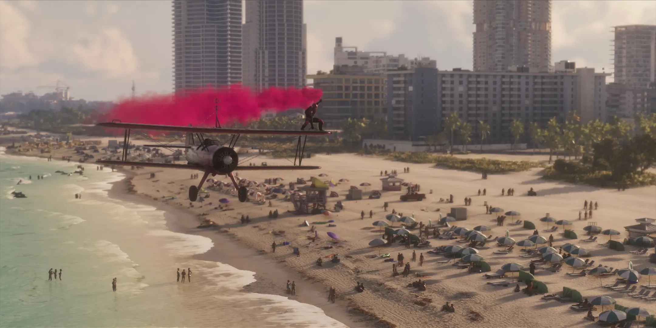 Plage de Vice City avec de nombreux PNJ, avec un avion survolant avec une fumigène rouge.