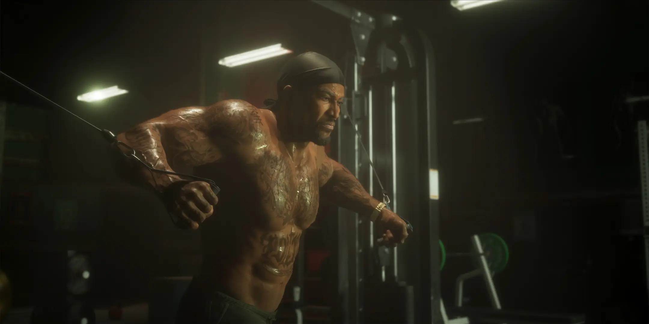 Homme musclé réalisant une séance dans une salle de sport.