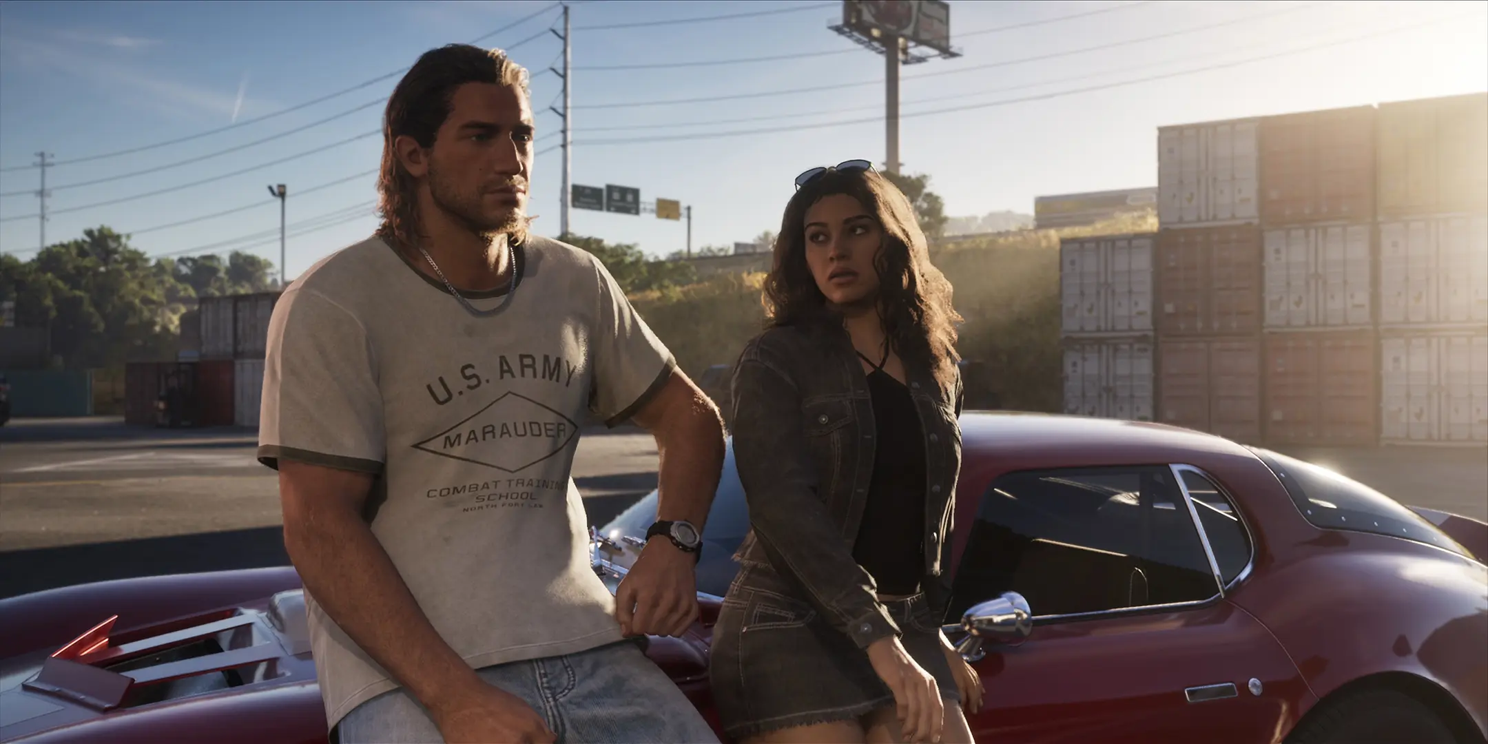 Jason et Lucia l'un à côté de l'autre, accoudés contre une voiture rouge.
