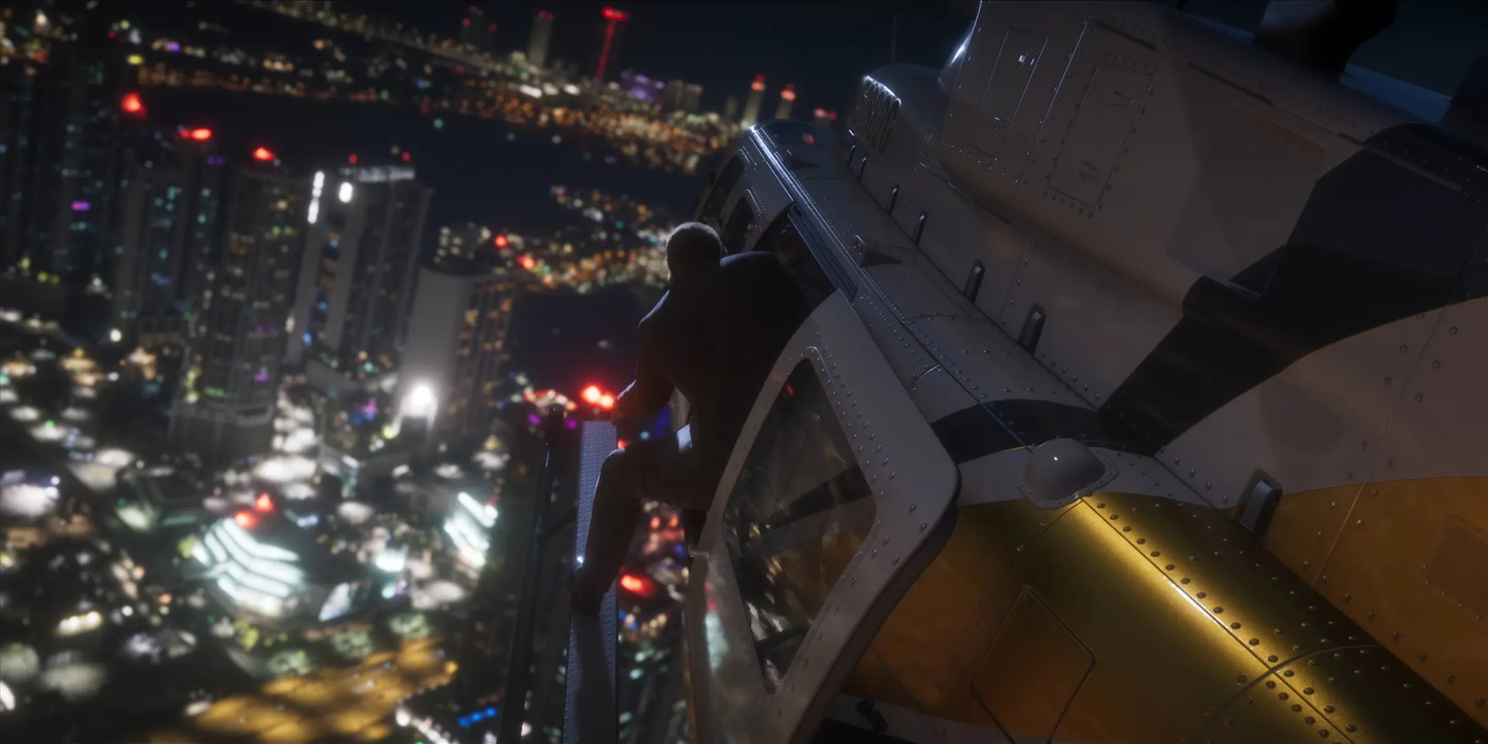 Jason regardant à travers la porte arrière d'un hélicoptère survolant Vice City de nuit.