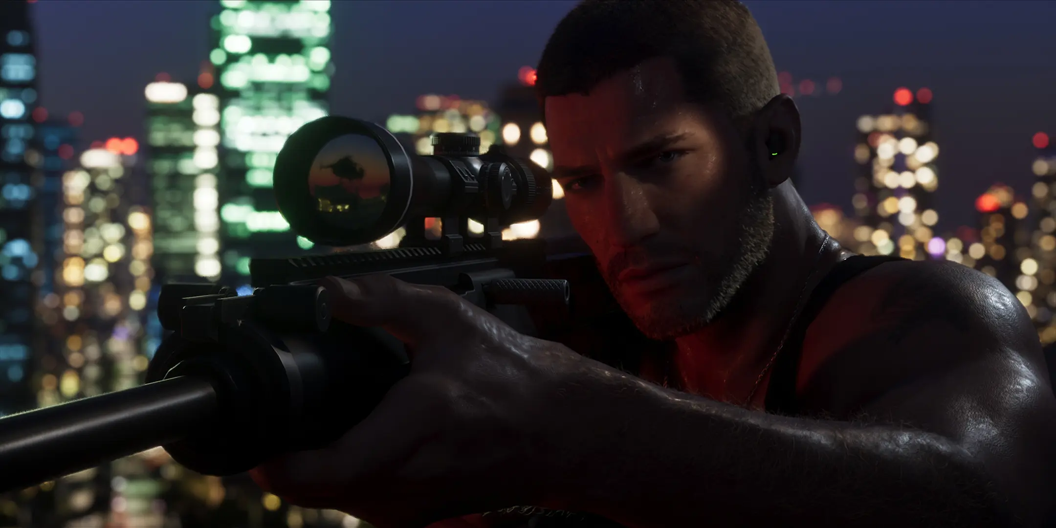 Jason Duval regardant à travers la lunette d'un sniper.