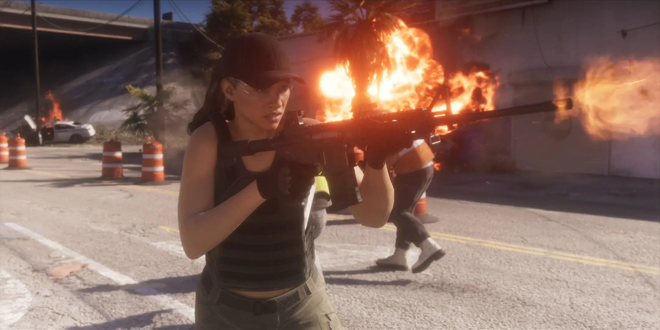Lucia dans une rue avec une explosion dernière elle.