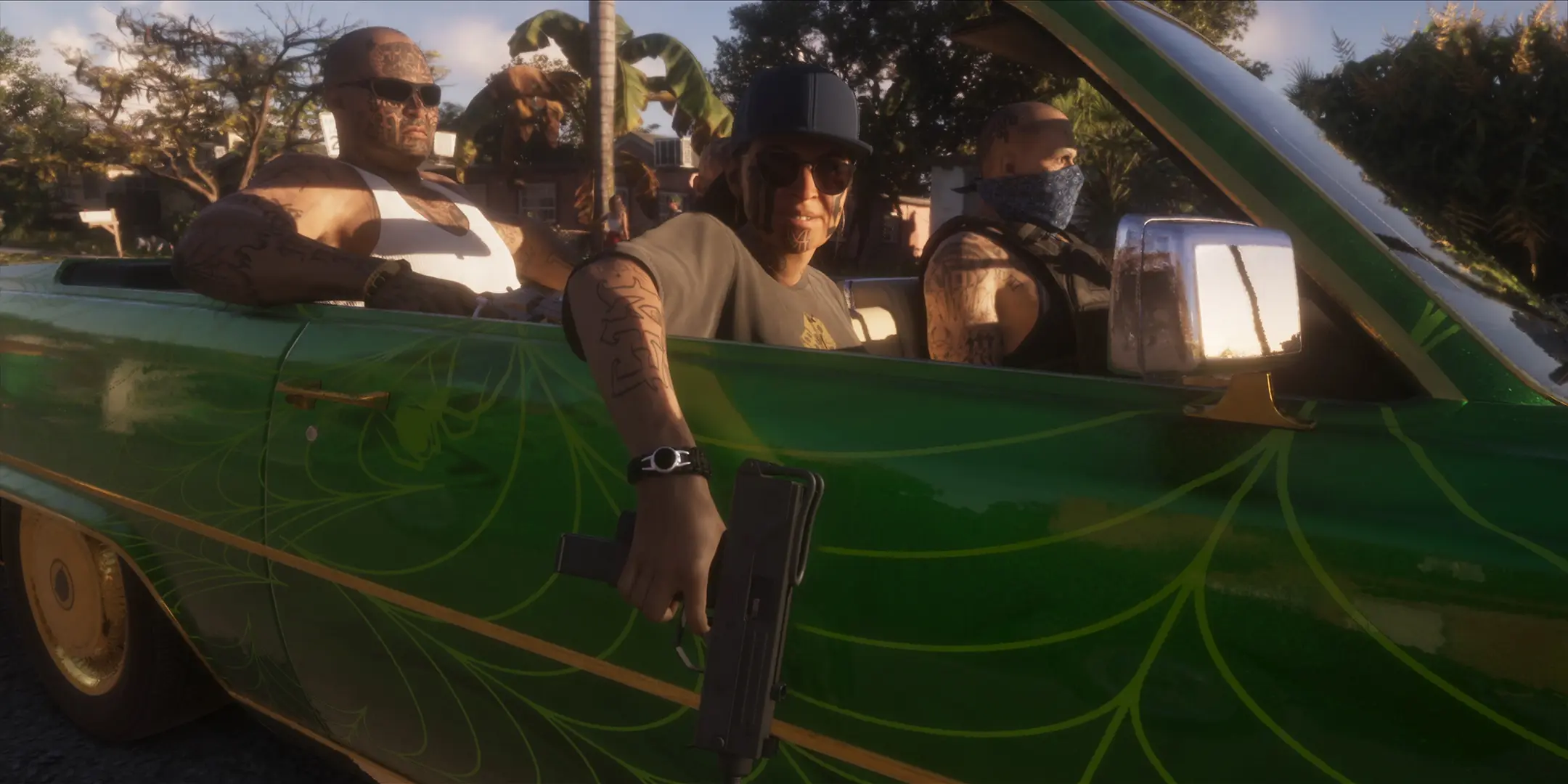 3 gangsters dans une voiture verte de type lowrider avec des jantes dorées.