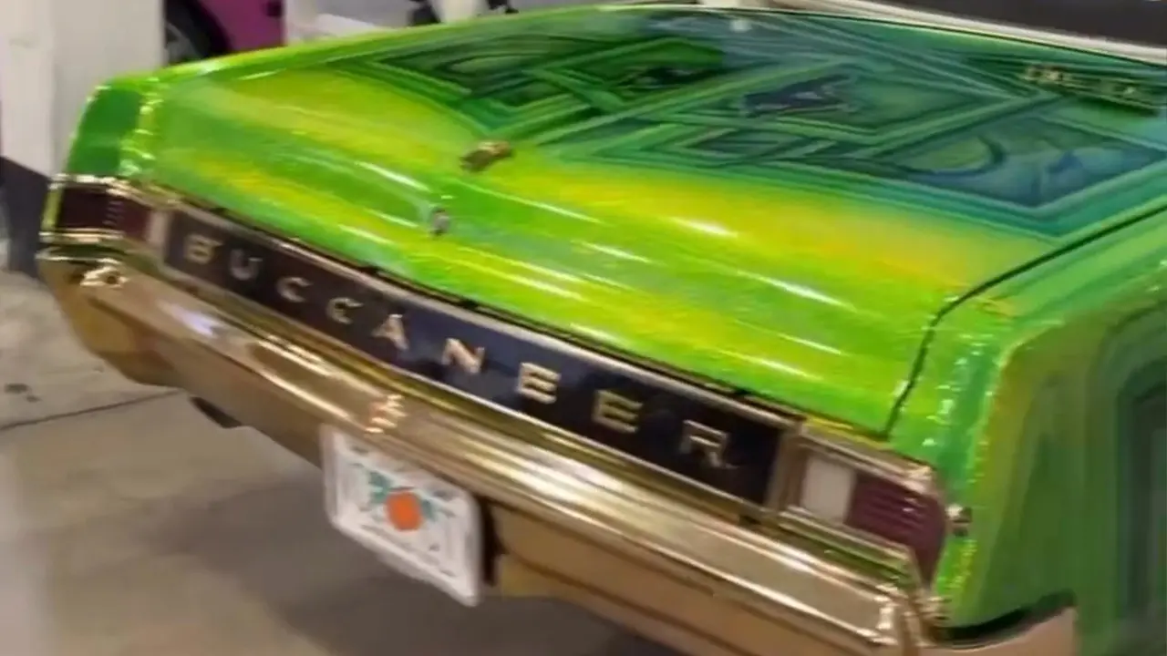 Arrière de la Albany Buccaneer IRL de la campgne marketing de Rockstar à Miami. Le nom du véhicule GTA apparait au-dessus du pare-chocs arrières sur cette Chevrolet.