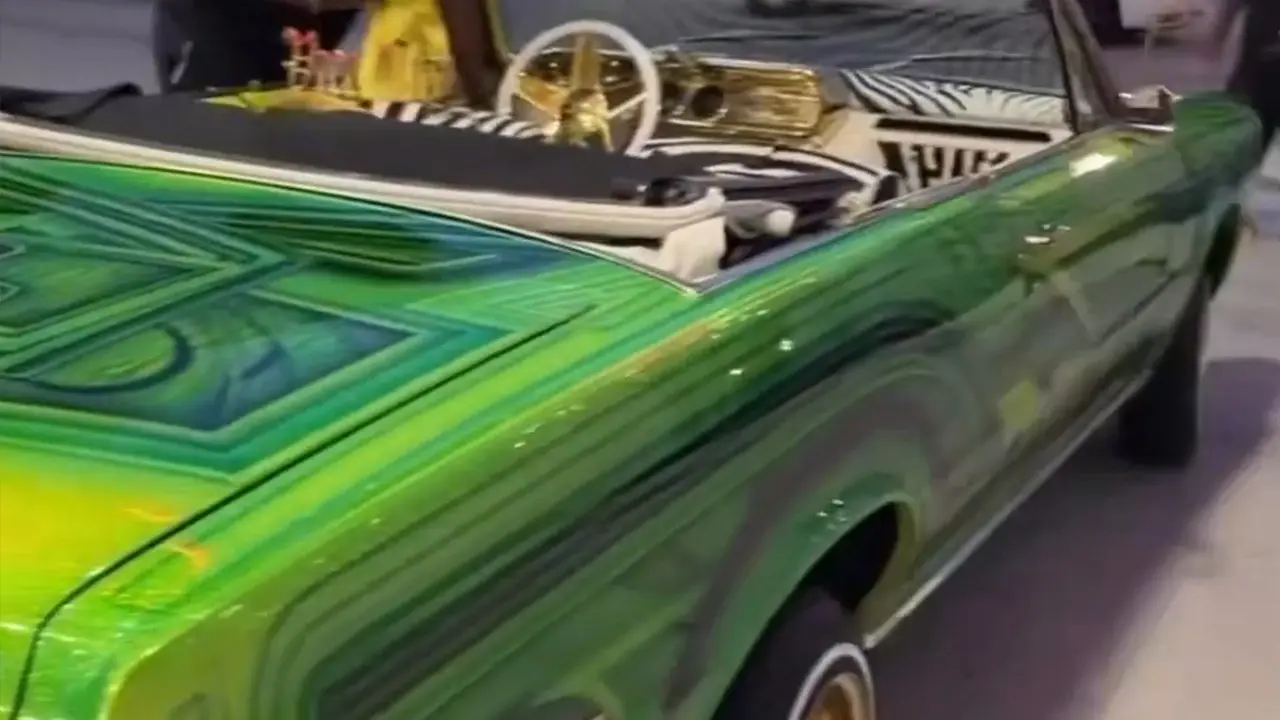 Vue de l'habitacle intérieur zébré de cette lowrider.
