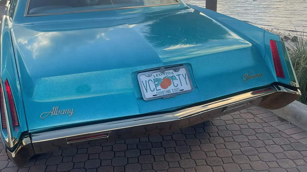 Vue arrière de l'Albany Manana existant réellement à Vice City. Les finitions chromées du nom du constructeur et du modèle de ce véhicule de GTA VI sont visible de parte et d'autres au-dessus du pare-chocs arrière.