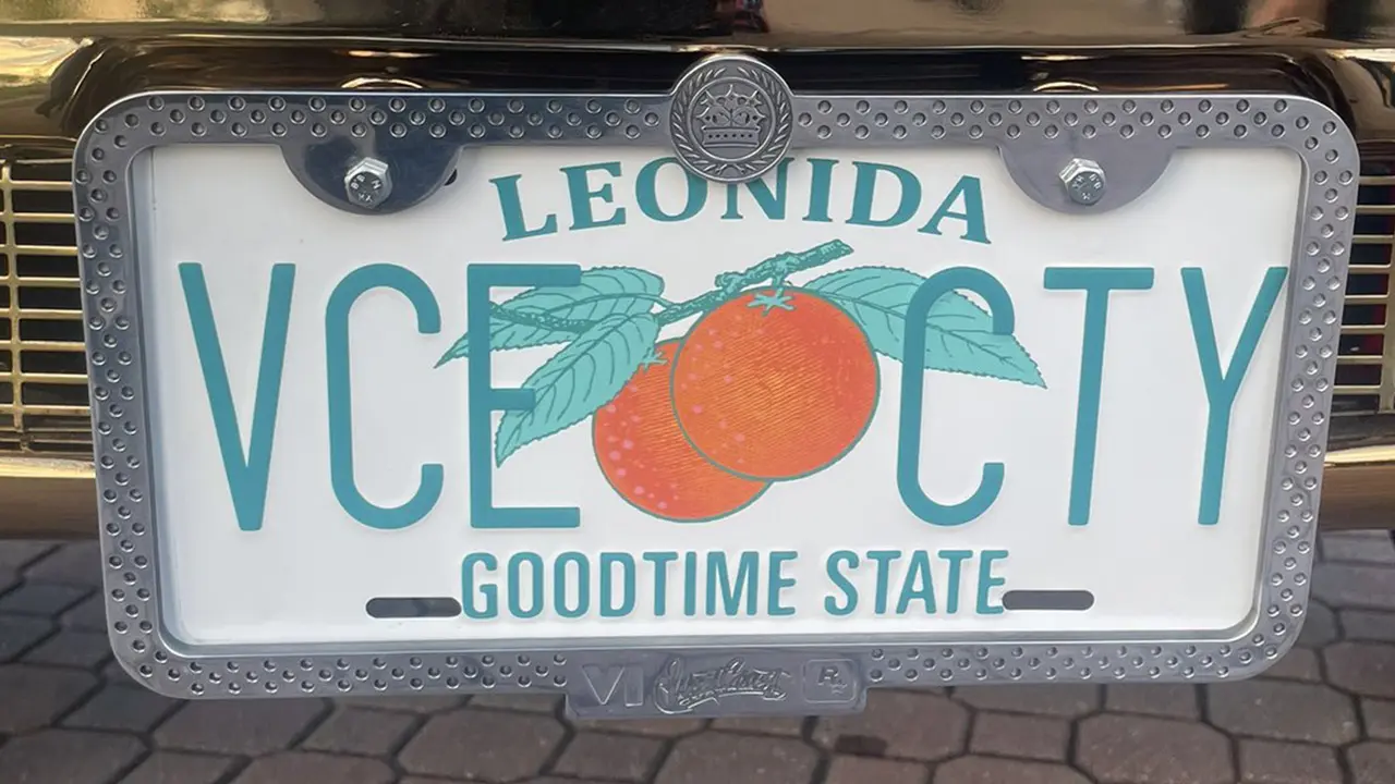 Zoom sur la plaque d'immatriculation de l'Albany Manana réel où un porte plaque est présent avec le logo Rockstar Games et celui de GTA VI dans ses finitions.
