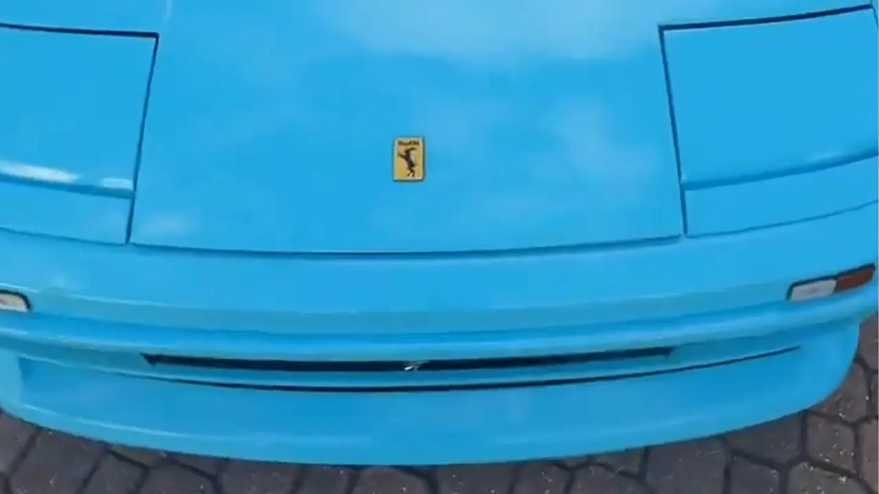Vue rapprochée sur le capot, mais surtout sur le lapin cabré de la Grotti Cheetah (1995) IRL utilisée pour le marketing de GTA VI