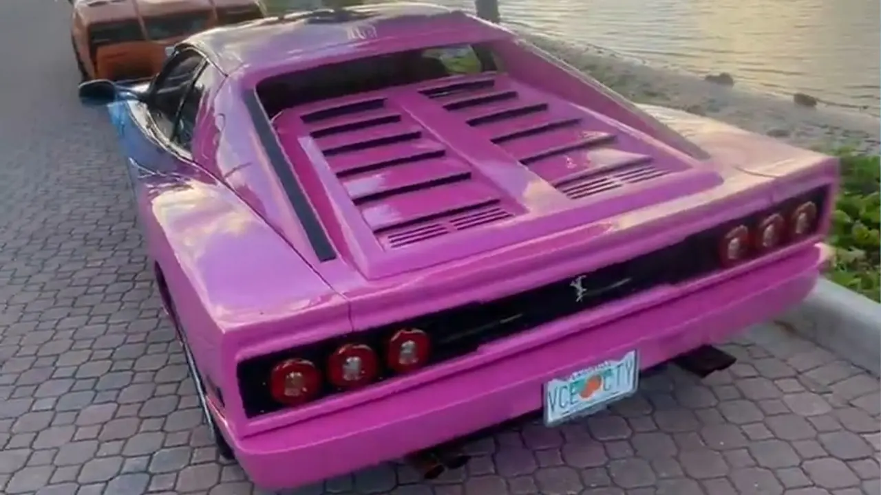 Grotti Cheetah (1995) IRL vue de l'arrière. Le véhicule marketing dispose d'une peinture d'un dégradé rose et bleu rapelant les couleurs du logo de GTA VI et a une plaque d'immatriculation Leonida.