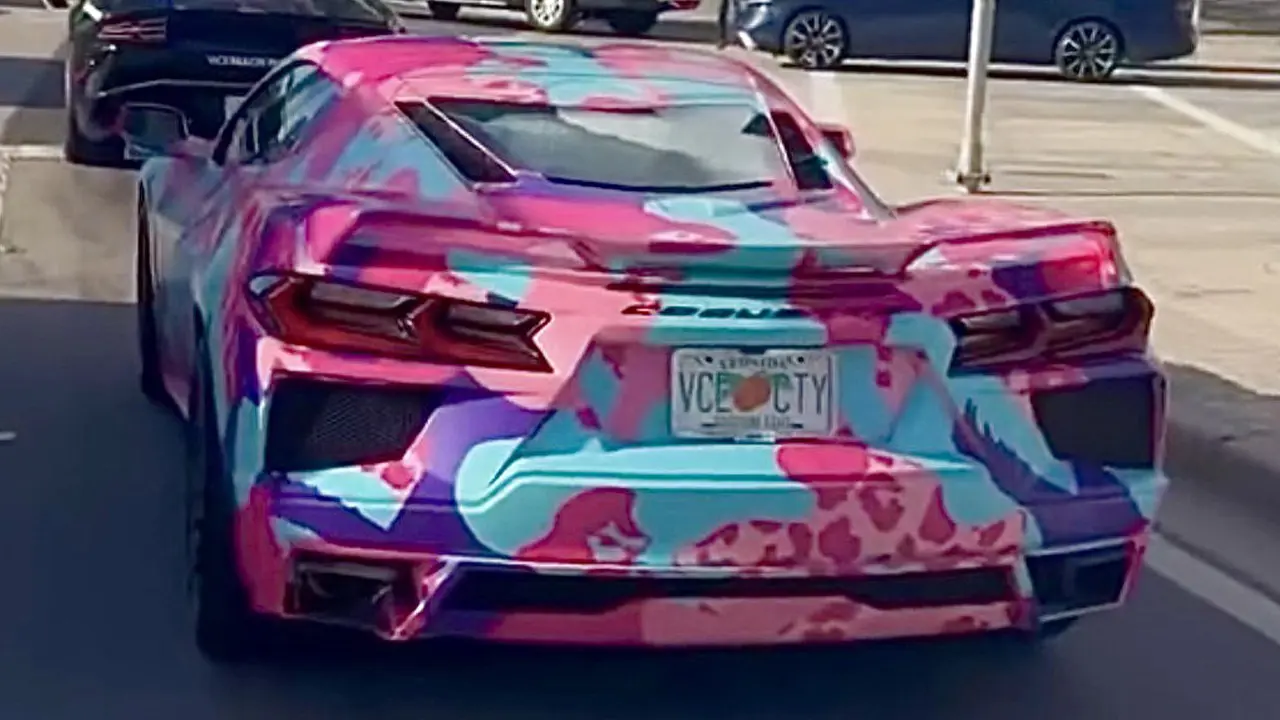 Vue arrière de l'Invetero Coquette D10 IRL à Miami. Elle est peinte avec un motif style camouflage de couleurs roses, bleus et mauves.