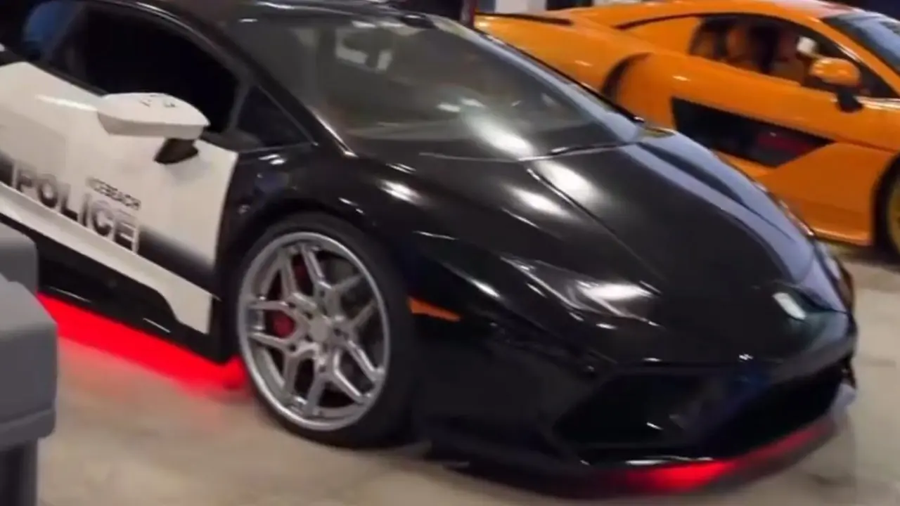 L'avant de la supercar Pegassi Tempesta de police IRL, avec des néons rouges sous sa caisse.