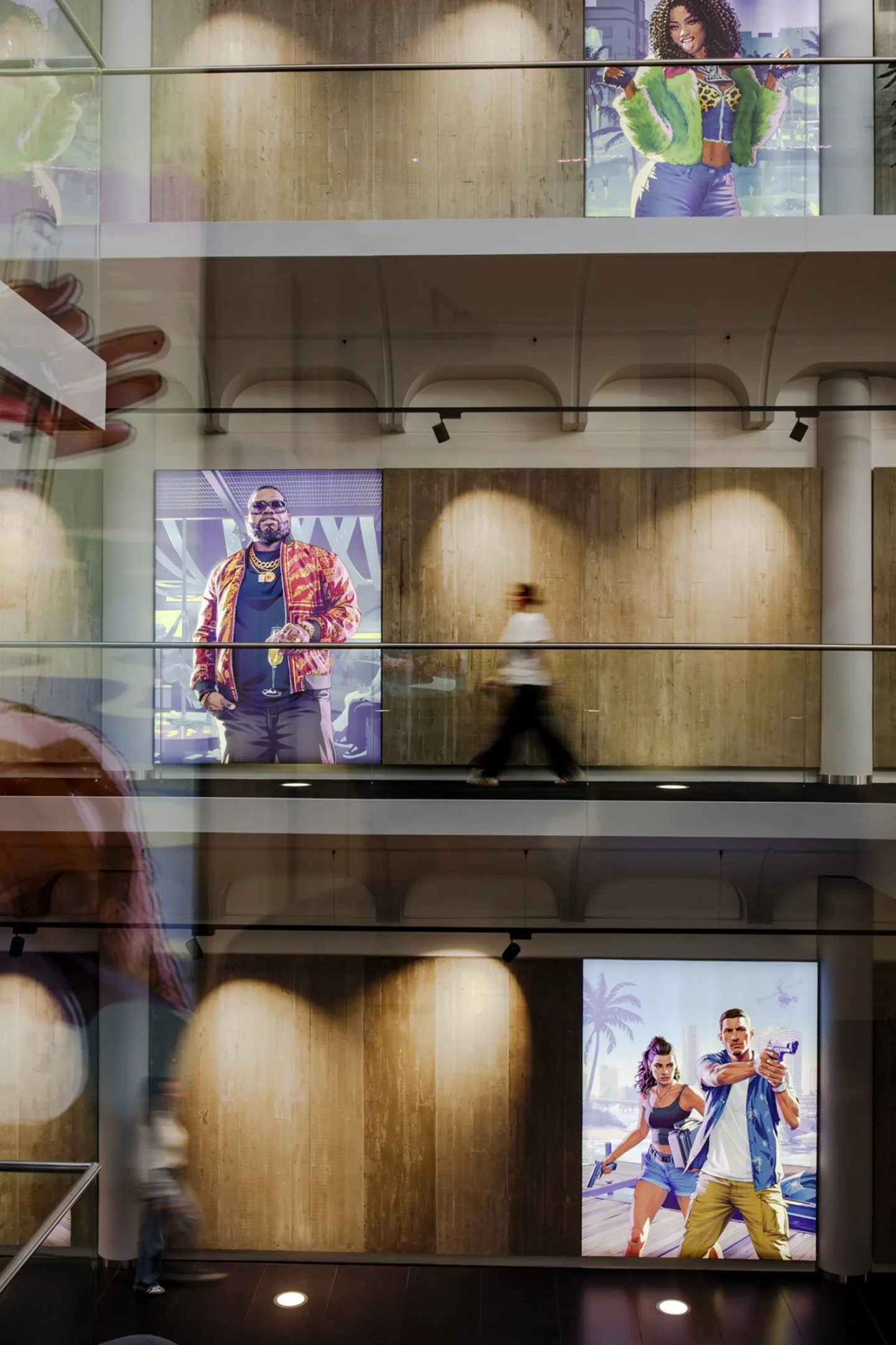 Hall du studio écossais Rockstar North, décoré avec des artworks de différents personnages de GTA VI.